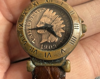 Reloj de pulsera de cuarzo Waltham USA vintage de 1903, tono bronce, cabeza de indio, en funcionamiento.