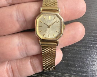 Reloj Seiko vintage para mujer, tono dorado, esfera cuadrada, en funcionamiento.