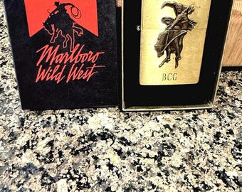 Encendedor Zippo Marlboro Cowboy 1992 de latón “End of Trail”, sin usar, en su caja original.