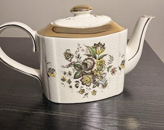 Tetera Arthur Wood Haddon, con detalles florales y dorados intensos.