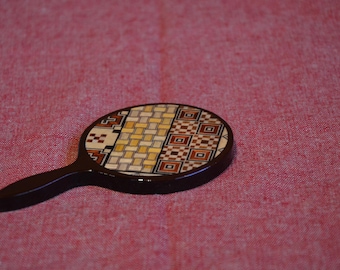 Espejo de mano clásico Hakone Yosegi Zaiku, arte tradicional de mosaico de madera de Japón, accesorio de tocador de madera natural, elaborado artesanalmente.