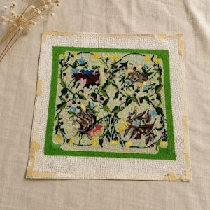 Stary, ukończony haft krzyżykowy z leśnymi ptakami, królikiem i wiewiórką, kwiaty, 18x18