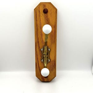 Vintage houten kapstokhaak voor aan de muur met dubbele messing hanger en witte porseleinen knoppen (28 cm)