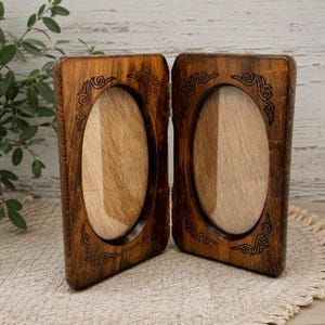 Vintage träfotoram med dubbel gångjärn, 5x7, oval, glas, rullmönster, rustik