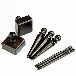 以下が含まれることがあります： ダークブラウンの木製レザークラフトツールセット。丸いハンドルが付いた2つの正方形の磨き棒、リブ付きのトップを持つ3つの先細りの円錐形磨き棒、および3つの細くて真っ直ぐな尖った磨き棒が含まれています。