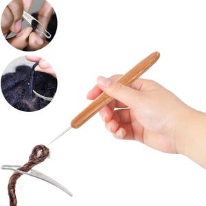 Può includere: Un uncinetto con manico in legno liscio color marrone chiaro e punta ad ago in metallo sottile, mostrato insieme a uno strumento in metallo argentato per capelli e inserti circolari che illustrano l'uso dello strumento per curare le ciocche scure.