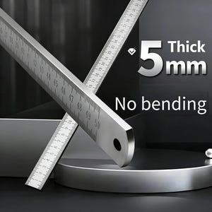 Puede incluir: Dos reglas de metal de color plateado con marcas de medición negras. Las reglas están colocadas en ángulo. El texto en la imagen dice 5mm Thick y No bending. Las reglas cuentan con un orificio circular en un extremo para colgarlas.