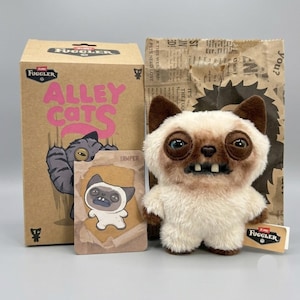 Yawper Fuggler AlleyCat Plush Keychain, Siamese Cat Monster Bag Clip, Quirky Tooth Plushie Keyring, Funny Oddity Monster Toy Gift