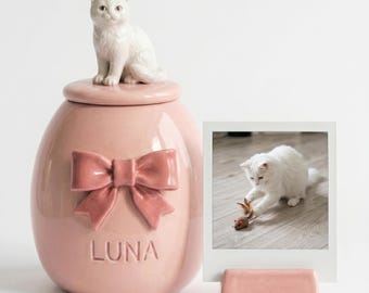 Op maat gemaakte keramische huisdier-urn | Gepersonaliseerd gedenkteken met 3D kattenbeeldje, gegraveerde naam, strikaccent