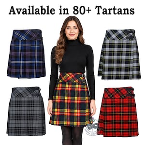Peut inclure: Cinq jupes plissées aux motifs tartan variés, incluant des coloris bleu, gris et rouge. Chaque jupe présente une taille haute avec deux boucles latérales noires. Le texte Available in 80+ Tartans est affiché en haut de l'image.