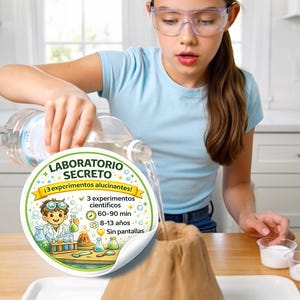 May include: A young person wearing safety glasses pours liquid onto a brown volcano model. A round sticker with the text "LABORATORIO SECRETO" and other text is in the foreground. The kit includes 13 experiments and is for ages 8-13.