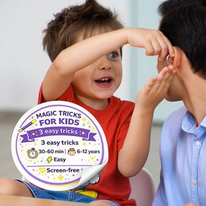 Op de afbeelding: Een jongen in een rood T-shirt voert een goocheltruc uit op een andere persoon. Een ronde sticker op de voorgrond leest "MAGIC TRICKS FOR KIDS" met details over de trucs, waaronder "3 easy tricks" en "6-12 jaar".