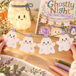 Puede incluir: Una guirnalda con cuatro siluetas de fantasmas de papel blanco con caras sonrientes, mejillas rosadas y estrellas moradas, sujetas a un cordel verde con pequeñas pinzas moradas, junto a una caja del kit de manualidades Ghostly Night.