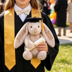 Afstudeercadeaus|Gepersonaliseerde afstudeerkonijn Class of 2026|Aangepast geborduurd afstudeerkonijn met naam|Bunny met pet Diploma aandenken