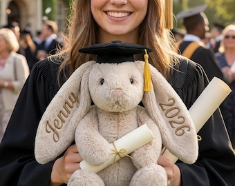 Afstudeercadeaus|Gepersonaliseerde afstudeerkonijn Class of 2026|Aangepast geborduurd afstudeerkonijn met naam|Bunny met pet Diploma aandenken