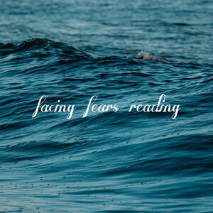 Peut inclure: Une tasse en céramique blanche avec une anse noire et le texte "But First, Coffee" en noir, dans une police manuscrite. La tasse est posée sur une surface blanche.