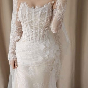 Vestido de novia de encaje estilo sirena con hombros descubiertos, vestido de novia romántico con mangas largas de encaje, elegante vestido de novia ajustado, vestido de novia para bodas en jardines.