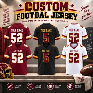 以下が含まれることがあります： バーガンディ、ブラック、ホワイトのカスタムフットボールジャージ6着。CUSTOM FOOTBAL JERSEY、YOUR NAME、YOUR NUMBER、ANY TEAM、52または5の文字入り。半袖、Vネック、前面と肩に番号がデザインされています。