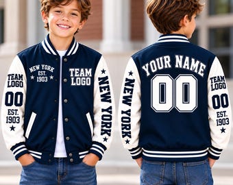 Può includere: Una giacca varsity blu navy e bianca con il testo NEW YORK EST. 1903, TEAM LOGO e il numero 00. La parte anteriore mostra il marchio, mentre il retro presenta il testo YOUR NAME sopra il grande numero 00.