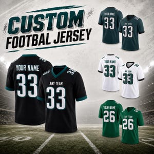 Peut inclure: Maillots de football personnalisés en noir, blanc et vert foncé. Chaque maillot affiche le texte 'YOUR NAME' ou 'ANY TEAM' avec le numéro '33' ou '26' à l'avant et à l'arrière. Le texte 'CUSTOM FOOTBAL JERSEY' est écrit en grandes lettres.