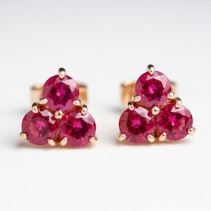 ルビーのスリーストーンスタッドピアス｜925スターリングシルバー、ゴールド仕上げ、ミニマルな7月の誕生石