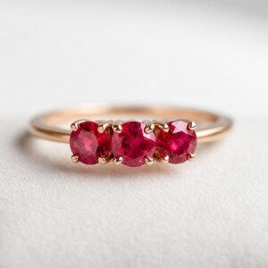 ルビーのスリーストーンリング｜925スターリングシルバー、ゴールド仕上げ、ミニマルなスタッキングリング、7月の誕生石