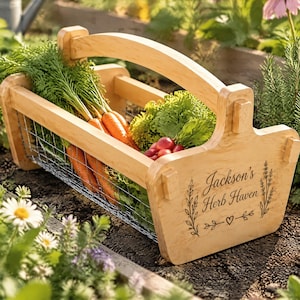 Peut inclure: Un panier de récolte en bois clair avec une base en treillis métallique et une poignée centrale. Le panneau latéral est gravé avec le texte 'Jackson's Herb Haven' accompagné de motifs floraux et d'un cœur. Le panier contient des carottes fraîches.