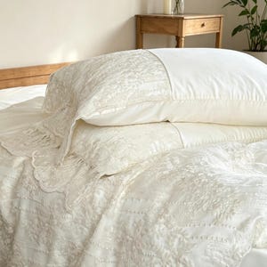 Juego de ropa de cama de 4 piezas de Tencel color crema con encaje, sábanas de lyocell sedoso y sobrecubierta de encaje festoneado. imagen 5