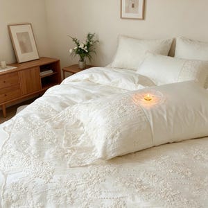 Juego de ropa de cama de 4 piezas de Tencel color crema con encaje, sábanas de lyocell sedoso y sobrecubierta de encaje festoneado. imagen 4