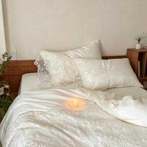 Juego de ropa de cama de 4 piezas de Tencel color crema con encaje, sábanas de lyocell sedoso y sobrecubierta de encaje festoneado. imagen 6