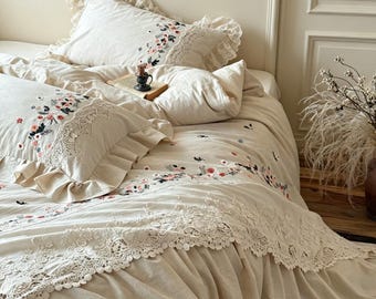 Juego de ropa de cama vintage de algodón y lino con bordado floral y ribete de encaje.