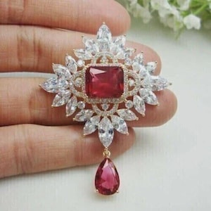 Precioso broche de boda con forma de esmeralda de 3,10 quilates, con rubí rojo simulado y diamantes, chapado en oro amarillo de 14k.