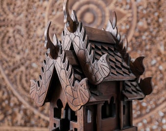 Altar artesanal em madeira de teca tailandesa, estilo casa de espírito, tamanho médio, para templo budista, com 25 cm de altura. Ideal para presentear. Feito à mão na Tailândia.