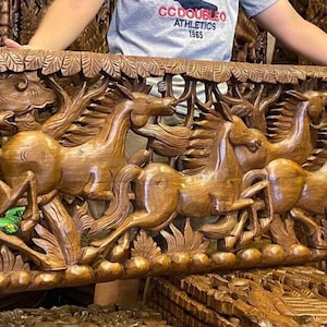 8頭の走る馬の彫刻が施されたチーク材の木製パネル 風水 大型天然再生チーク材 中国彫刻 アジアンウォールアート マウント吊り下げ 180 cm