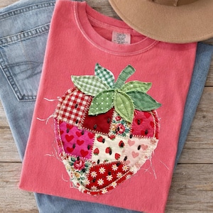 Puede incluir: Un juego de tres tazas de cerámica con acabado mate y moteado. Las tazas son de color crema, marrón claro y marrón oscuro. Cada taza tiene un diseño simple y minimalista.