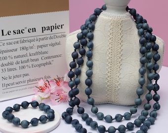 Colar longo de luxo em seda e madeira nas cores preto e cinza, com efeito degradê em madeira de amoreira, feito à mão em tecido. Ideal para presentear.