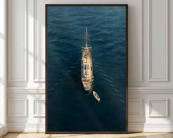 Lámina artística con estética náutica / Pintura al óleo aérea de un velero en un océano azul marino profundo / Decoración minimalista de pared costera / Póster de navegación de lujo