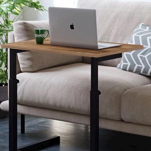 Könnte beinhalten: Rustikales Holzschild mit dem Text "Welcome to our home" in weißer Schrift. Das Schild hat eine Used-Optik und ein schlichtes, einladendes Design, ideal für die Eingangsbereichsdekoration.