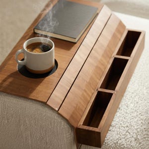 Puede incluir: Un juego de tres tazas de cerámica con acabado mate moteado. Las tazas son en tonos azul, verde y blanco. Cada taza tiene una forma redondeada y un diseño sencillo y moderno. Para café o té.