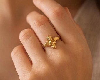 Złoty pierścień z aniołem cherubinem, delikatna biżuteria w stylu vintage z aniołem stróżem, religijny prezent dla niej o tematyce niebiańskiej, mały pierścień ze skrzydłami