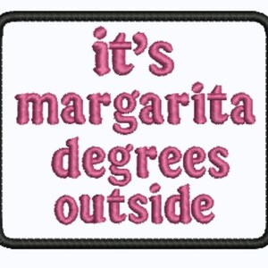 Peut inclure: Un écusson rectangulaire brodé avec un fond blanc et une bordure noire épaisse. L'écusson présente le texte brodé en rose it's margarita degrees outside disposé sur quatre lignes avec une police de caractères arrondie sans empattement.