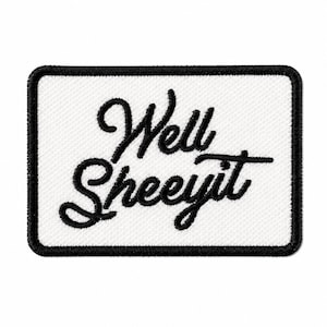 Puede incluir: Un parche rectangular con fondo blanco y borde negro. El parche presenta la frase "Well Sheeeyit" en negro, con letras cursivas.