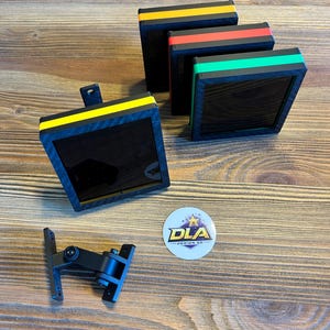 Op de afbeelding: Een set van drie keramische mokken met een gespikkelde, matte afwerking. De mokken zijn in crème, lichtbruin en donkerbruin. Elke mok heeft een eenvoudig, minimalistisch ontwerp.