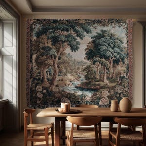 Puede incluir: Un tapiz grande que representa un paisaje sereno con árboles y un río cuelga sobre una mesa de comedor de madera. La mesa está rodeada de sillas de madera. El texto "WILLOWBROOK MANOR Fine Art Home Decor" está en la parte inferior.