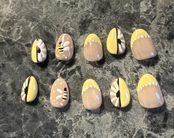 Press on nails (Flower and Bees)