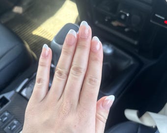 Press on nails (French tip)