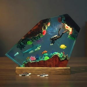Lámpara de resina oceánica – Lámpara de buceo de orca de aguas profundas, escena de tiburón azul, pez payaso, tortuga y manta raya, regalo para arrecifes de coral