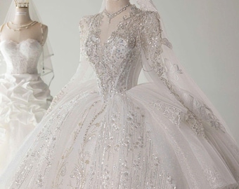 Vestido de novia de gala de lujo, vestido de novia de tul brillante, vestido de princesa de encaje con cuentas, look nupcial romántico y real, vestido de novia catedral.