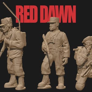 Puede incluir: Un grupo de figuras militares de color beige, que representan soldados uniformados, se exhiben sobre un fondo negro. El texto "RED DAWN" es rojo y "CUBAN HQ" es blanco.