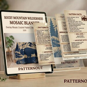 Puede incluir: Una tableta digital muestra un patr&oacute;n de crochet "Rocky Mountain Wilderness Mosaic Blanket". El dise&ntilde;o presenta una manta azul y beige con un motivo de monta&ntilde;a y bisonte. P&aacute;ginas adicionales proporcionan detalles e instrucciones del patr&oacute;n.